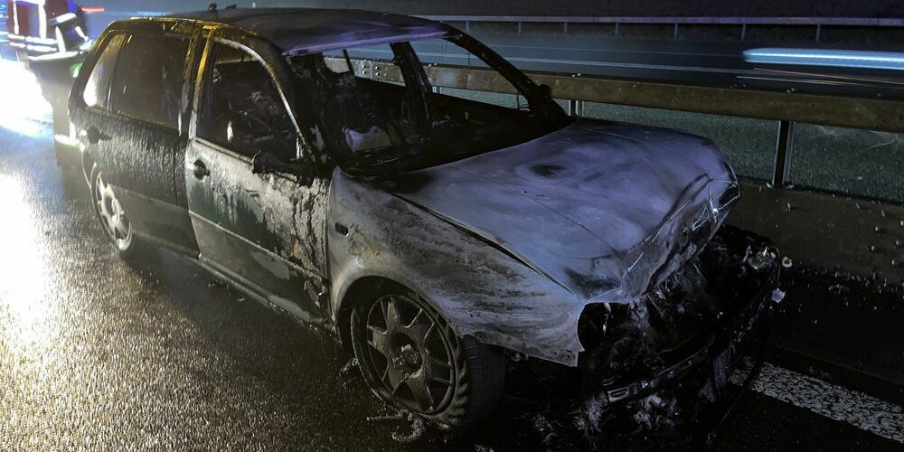  Nach einem Zusammenstoss geriet ein Fahrzeug in Brand. Schnelles Eingreifen der Feuerwehr verhinderte Verletzungen. 