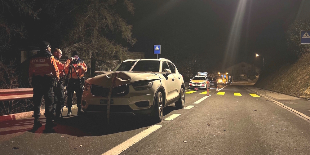 Beim Auto-Fussgänger-Unfall wurde ein 58-jähriger Fussgänger schwer verletzt und es entstand Sachschaden von mehreren tausend Franken.
