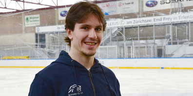 Nicolas Baechler (20) hat für das Gespräch auf der Kunsteisbahn Küsnacht standesgemäss den Lions-Kapuzenpullover angezogen.
