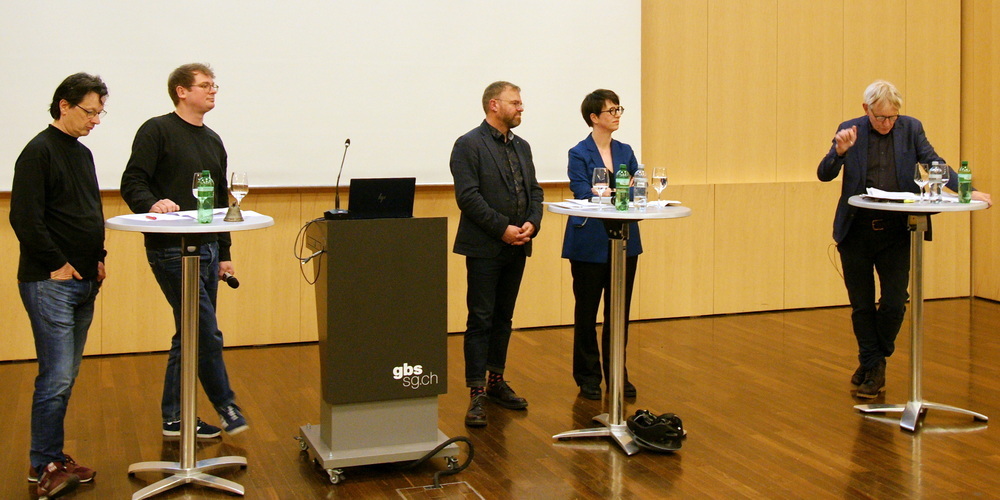 Gegner und Befürworter der Initiative duellierten sich unter der Leitung von Hanspeter Trütsch (rechts).