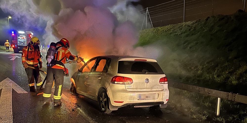 Der Mann konnte sein Auto unverletzt verlassen.