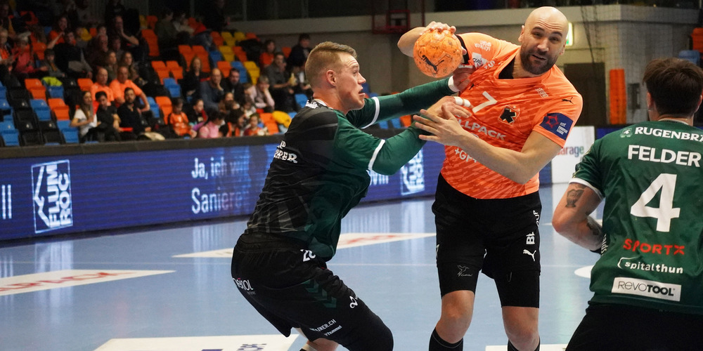 Joan Cañellas setzt sich mit vollem Einsatz gegen die Defensive von Wacker Thun durch. 