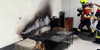 Als Brandursache steht unsachgemässer Umgang mit Raucherwaren im Vordergrund. 