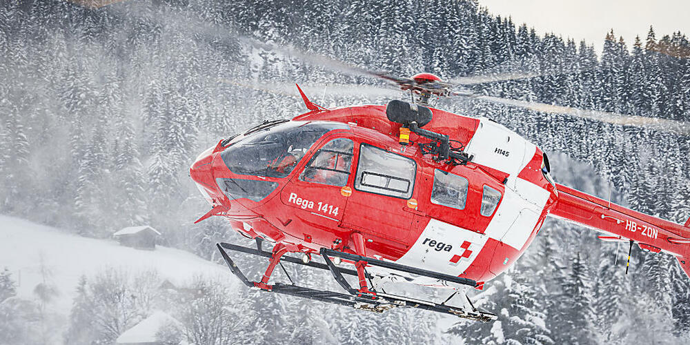 Auch die Rega war im Einsatz nach dem Lawinenniedergang im Klöntal. Jede Hilfe kam aber zu spät. (Archivbild)