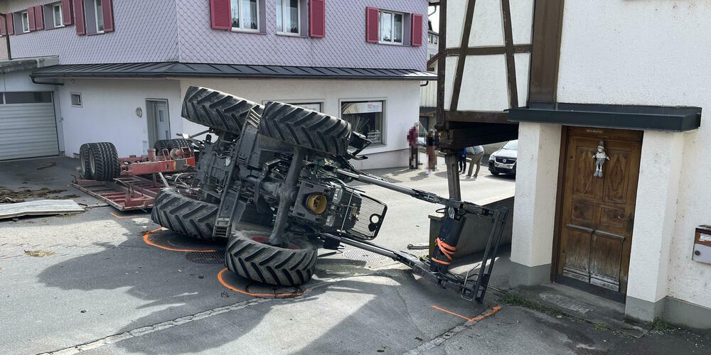Der Fahrer und der 12-jährige Mitfahrer blieben unverletzt.