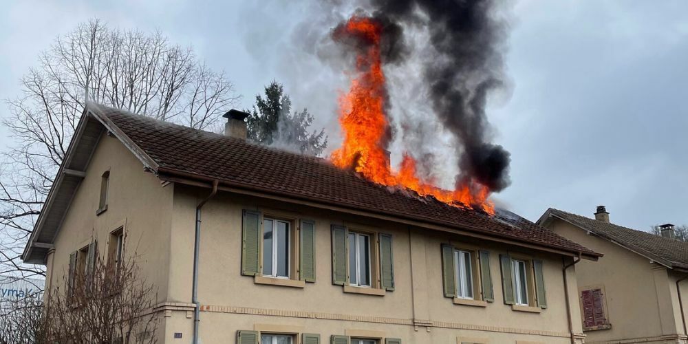 Das Haus ist nach dem Brand teilweise unbewohnbar. 