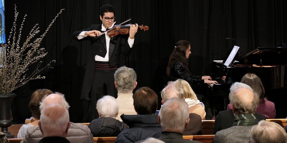 Julius Aria Sahbai verwöhnte mit Zauberstückchen auf seiner Violine