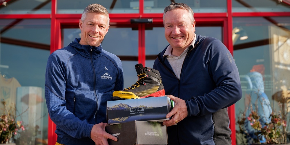 Sport Trend Shop Hinwil hat das komplette Schuh-Sortiment von OUTDOORLAND übernommen. Tino Scacchi (links) und STS-Geschäftsleiter Hugo Koch.