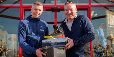 Sport Trend Shop Hinwil hat das komplette Schuh-Sortiment von OUTDOORLAND übernommen. Tino Scacchi (links) und STS-Geschäftsleiter Hugo Koch.