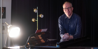Hier geschieht die Magie: Bernhard Ruchti, der 49-jährige Komponist, Organist und künstlerischer Leiter der Kirche St.Laurenzen, am Flügel in seinem Büro