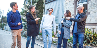 Peter Rüegg, Thyra Elsasser, Tobias Baumgartner, Lara Kirchmayr und Peter Leu (v.l.) feiern den neuen Präsidenten von Queerdom.