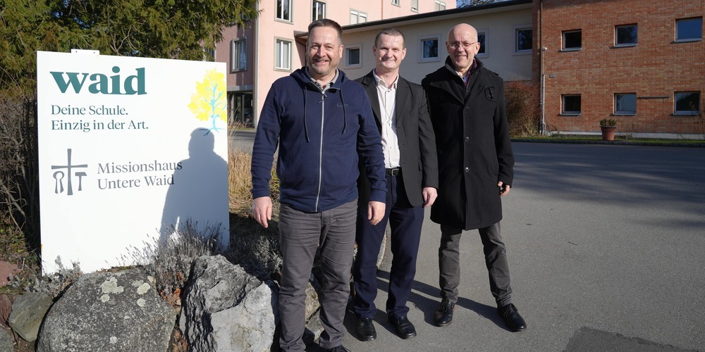 Schulleiter Roland Aregger, Stiftungspräsident und Hausoberer Pater Piotr Zaba sowie Administrationsrat Hans Brändle freuen sich über das 100-Jahr-Jubiläum.