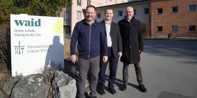 Schulleiter Roland Aregger, Stiftungspräsident und Hausoberer Pater Piotr Zaba sowie Administrationsrat Hans Brändle freuen sich über das 100-Jahr-Jubiläum.