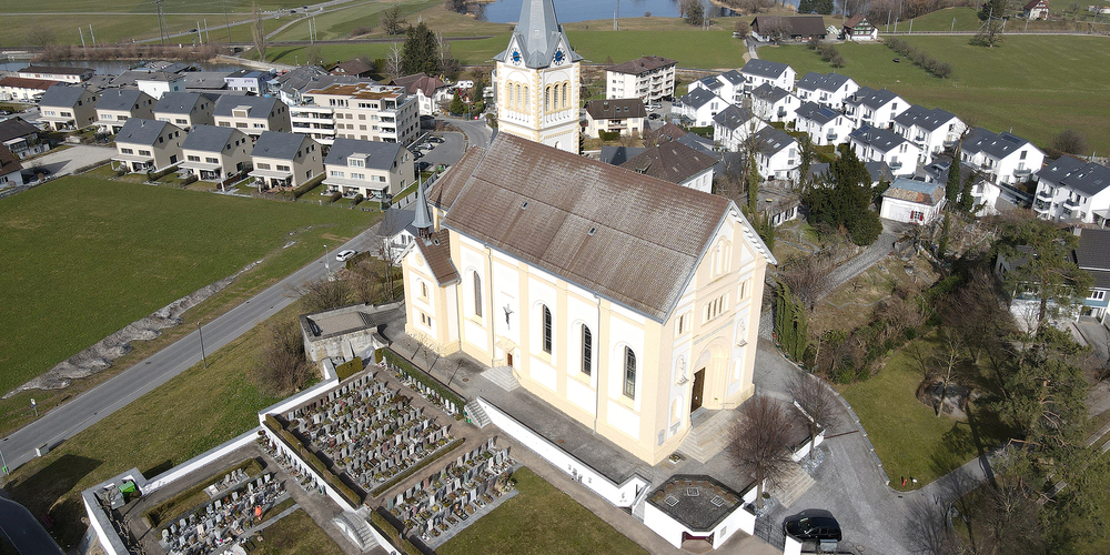 Unter der Kirche in Reichenburg befindet sich eine Bunkeranlage aus dem Zweiten Weltkrieg.