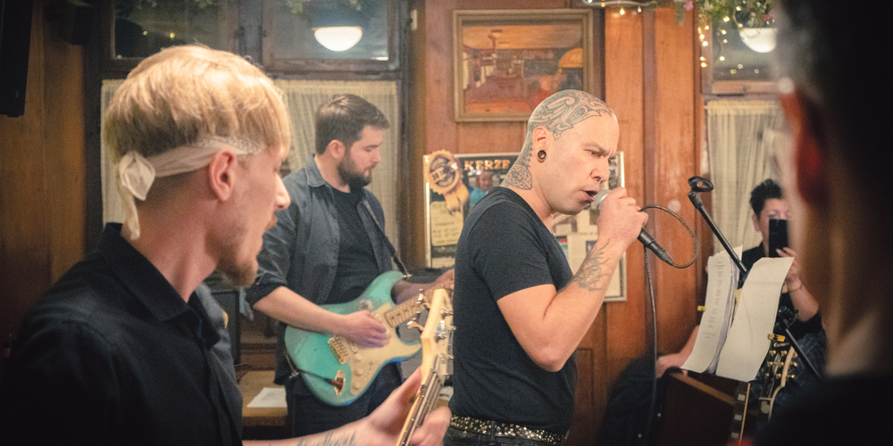 Die «Backyard Beets» mit Bassist Ramon “Ray” Huber, Sänger Joannis Bitsiakas und Gitarrist Oliver Tanner gaben am Dienstag ordentlich Zunder bei ihrem Programm.