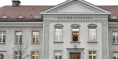 Das Bezirksgericht Bülach befasst sich am Dienstag mit einem Staatsverweigerer. Diese Verschwörungstheoretiker sind der Ansicht, dass der Staat eine Firma ist und die Gesetze für sie deshalb nicht gelten.  (Archivbild)