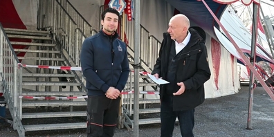 Über die bevorstehende Saison 2024 des Circus Knie unterhält sich Rolf Lutz (r.) mit Ivan Knie.