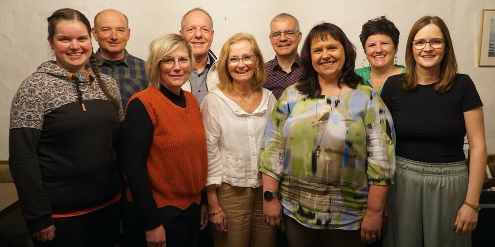 Neumitglieder, Ehrenmitglied, Dirigentin und Vorstand vom Gemischten Chor freuen sich auf das Rheintaler Gesangsfest. Von links: Liliane Geisser, Urs Frehner, Katja Bernoi, Oliver Fischer, Esther Kluser, Christoph Angst, Claudia Sgier, Jasi Hutter, Karin Heeb