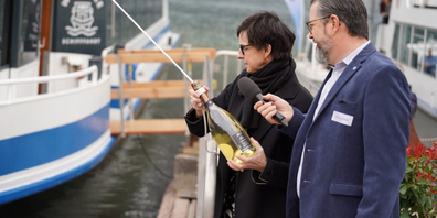 Regierungsrätin Susanne Hartmann taufte das Schiff am Walensee. Erst beim zweiten Wurf platzte die Champagnerflasche. Ein schlechtes Omen?