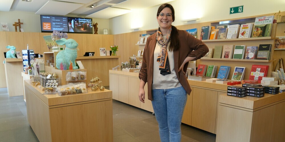Natalie Garcia, Leiterin des Museumsshops, freut sich über die Neugestaltung und die zusätzlichen Präsentationsmöglichkeiten der Produkte.