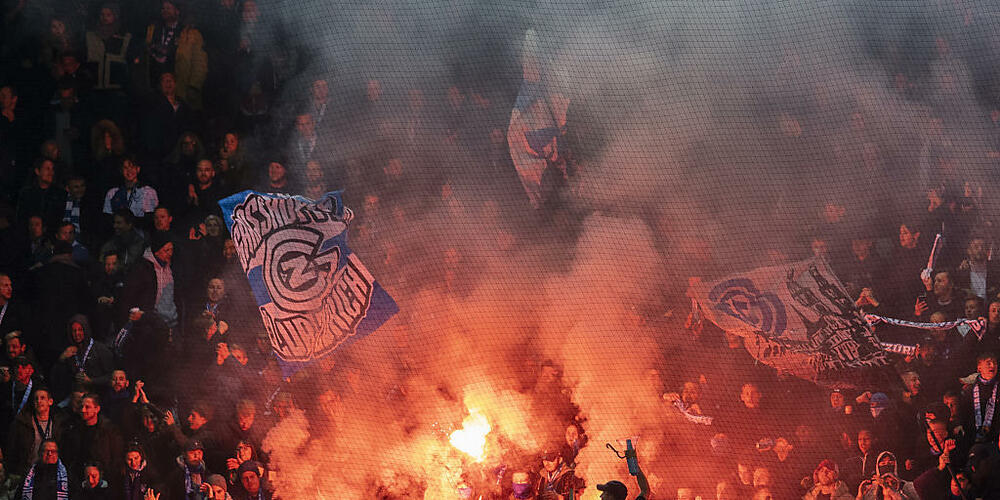 Nach dem Abpfiff des Spiels im Zürcher Letzigrund-Stadion am 23. Oktober 2021 stürmten FCZ-Fans den Platz und warfen Fackeln in den GCZ-Fansektor. Einer der mutmasslichen Täter steht nächste vor Gericht. (Symbolbild)