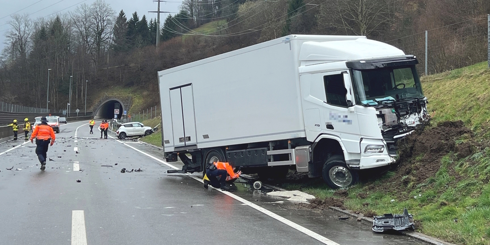 Aus unbekannten Gründen kollidierten dieser Lastwagen und der weisse Personenwagen im Hintergrund frontal – mit tödlichen Folgen.