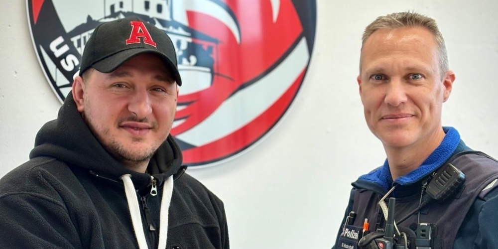 Der mutige Helfer (links) erhielt als Dankeschön ein Präsent vom Polizisten, der beim Einsatz dabei war.