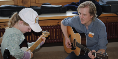 Freude beim Gitarrentest