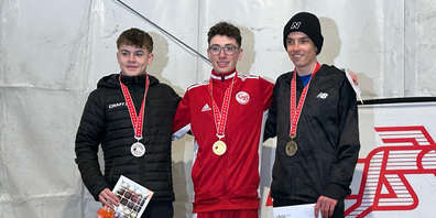 Yannic Dubacher (rechts) wird bei den Schweizer Crosslauf-Meisterschaften Dritter. 