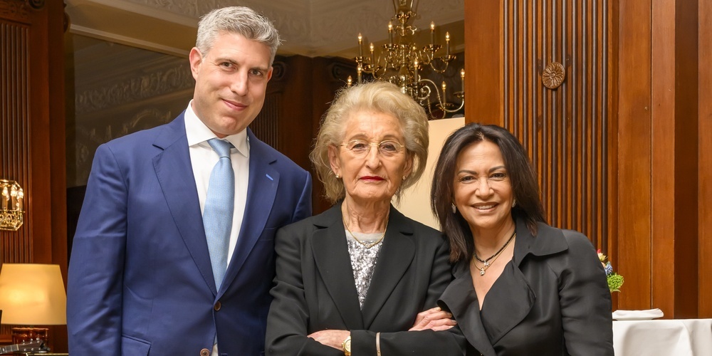 Ärztin Yonat Floersheim, Mitte (Präsidentin Swiss Sheba Friends) mit ihrem Sohn Alexander Floersheim und Bella Haas (Chefin Asprey, St. Moritz).