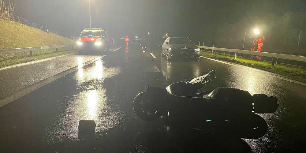 Der noch unbekannte Töfffahrer verunfallte zwischen Richterswil und Wollerau.