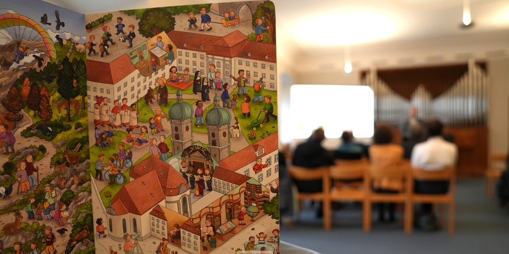 Der Stiftsbezirk St.Gallen als Wimmelbild im neuen (Familien-)Buch zu den Schweizer UNESCO-Weltkulturerbestätten.