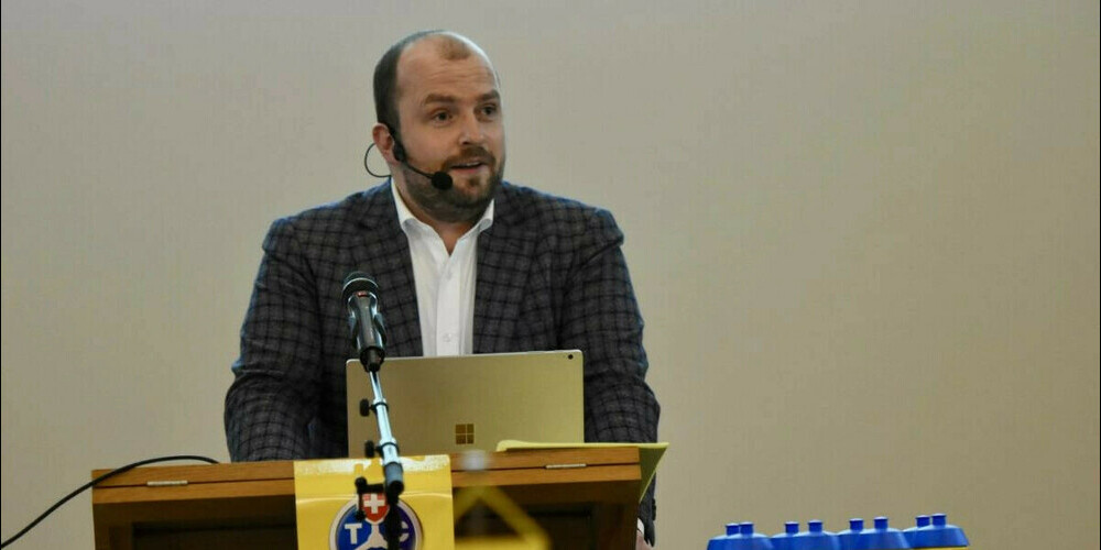 Oskar Seger führt als Präsident der Regionalgruppe St.Gallen und Umgebung durch den Abend.