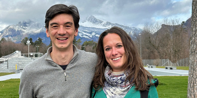 Die beiden neuen Gastgeber Alexandra Neuberger (rechts) und Stephan Bittel (links) vom Camping Bad Ragaz bereiten alles für den Eröffnungs-Event am 28. März 2024 vor.