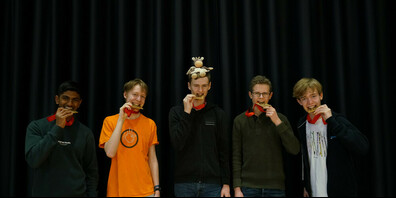 Sie holten Gold: Elias Bauer,  Kenneth Arockia, Fynn Krebser, Elias Baumann (Realgymnasium Rämibühl, 3.v.l.), sowie Ferdinand Ornskov.