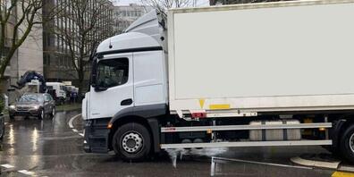 Der steckengebliebene Lastwagen behinderte in der Zuger Innenstadt den Verkehr.