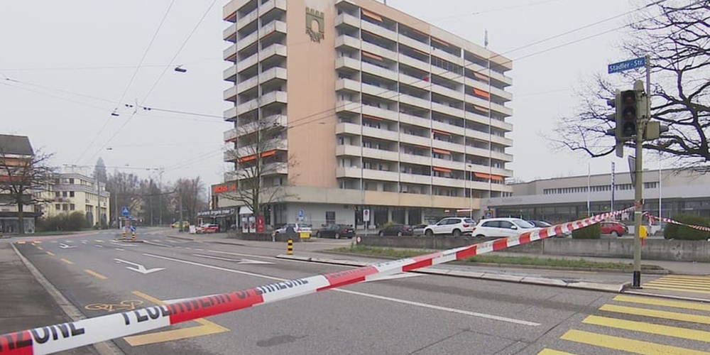 Die Stadtpolizei Winterthur und die Kantonspolizei Zürich sind mit einem Grossaufgebot nach Oberwinterthur ausgerückt. Grund ist eine Drohung, die über Nacht von einem Unbekannten einging, wie ein Sprecher der Kantonspolizei sagte.