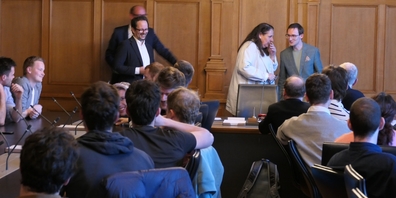 (v.l.) Die Nationalratsmitglieder Balthasar Glättli und Jacqueline Badran sprachen mit OST-Student Benjamin Klaus und dessen Mitstudierenden über Wohnungsnot.
