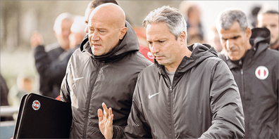Dämpfer: Trainer Sesa (Mitte) hat die erste Niederlage zu verkraften.