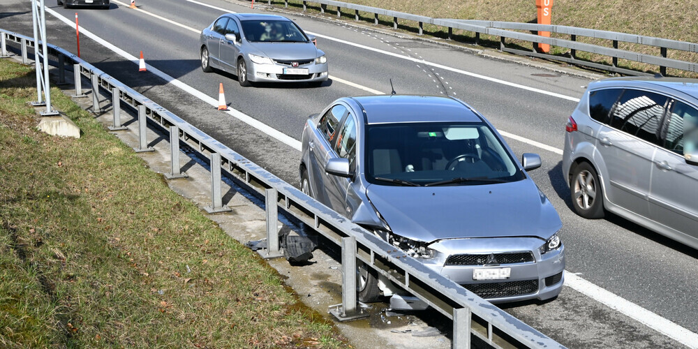 Das Auto der Fahrerin stattete beiden Leitplanken einen Besuch ab.