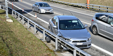 Das Auto der Fahrerin stattete beiden Leitplanken einen Besuch ab.