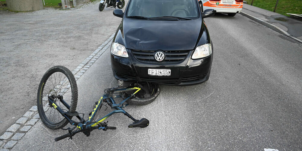 Aus unbekannten Gründen fuhr die Autofahrerin die Velofahrerin von hinten an.