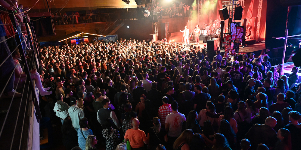Rund 1000 Besucher feierten mit der Stubete Gäng die Eröffnung der Kultur- und Eventhalle in Tuggen.