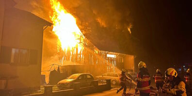 Die Löscharbeiten dauern zum Zeitpunkt der Berichterstattung noch an.