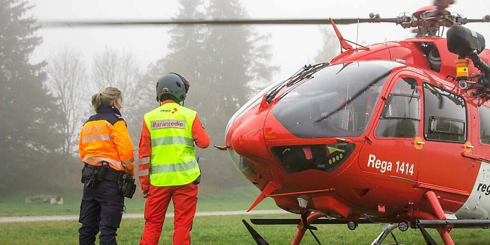 Der vom Dach gefallene Mann aus Diepoldsau musste mit der Rettungsflugwacht Rega ins Spital geflogen werden. (Symbolbild)