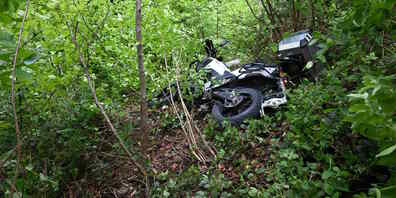 Der Motorradfahrer verletzte sich beim Sturz unbestimmt.