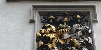 Das Sailer-Wappen ist noch heute über dem Eingang eines Hauses an der Kugelgasse in der Stadt St. Gallen zu sehen.