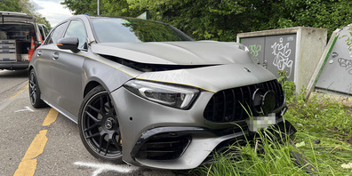 Der Fahrer verlor die Kontrolle über das Auto kollidierte mit einem Elektroverteilkasten.