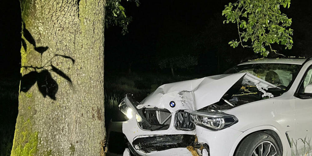 Der alkoholisierte Lenker kollidierte frontal mit einem Baum.