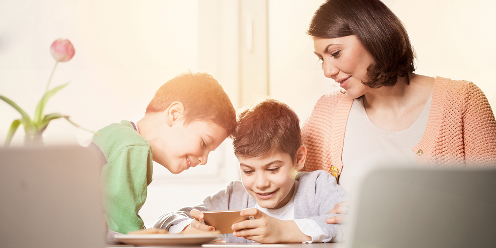 Damit Kinder nicht in die Kostenfalle tappen, sprechen Eltern am besten vorab mit ihnen darüber. 